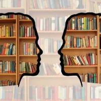 Deux profils de têtes avec au centre des livres, symbolisant la lecture, un miracle pour le cerveau