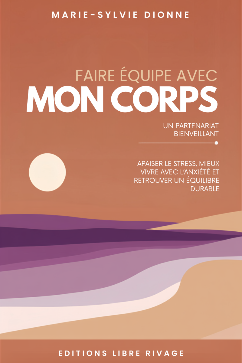 Une plage qui se marie à la mer, symbolisant le titre du livre Faire équipe avec son corps